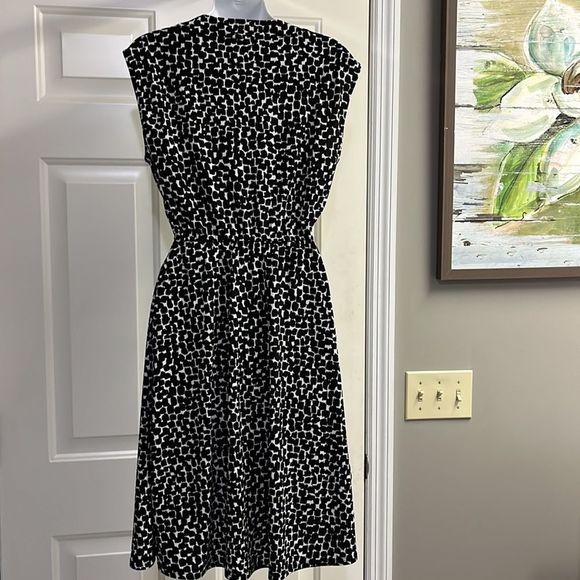 $228 BCBG MaxAzria Sleeveless V-Neck Black White Carmelle Faux Wrap Dress - Picture 2 of 7